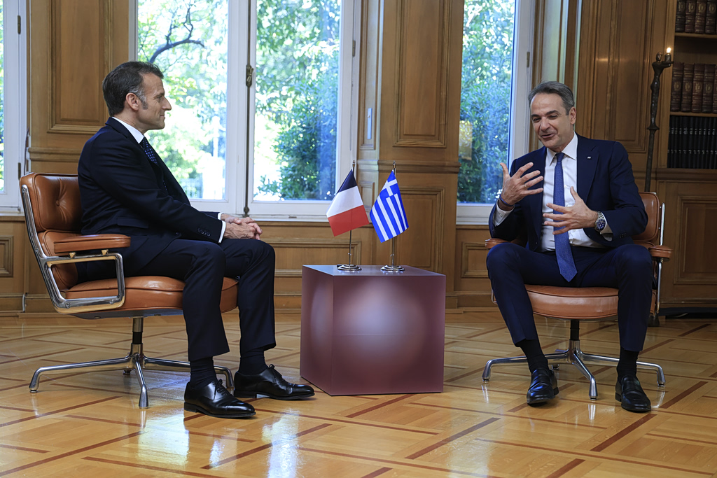 Macron at Maximos: New Defense Agreement Being Signed