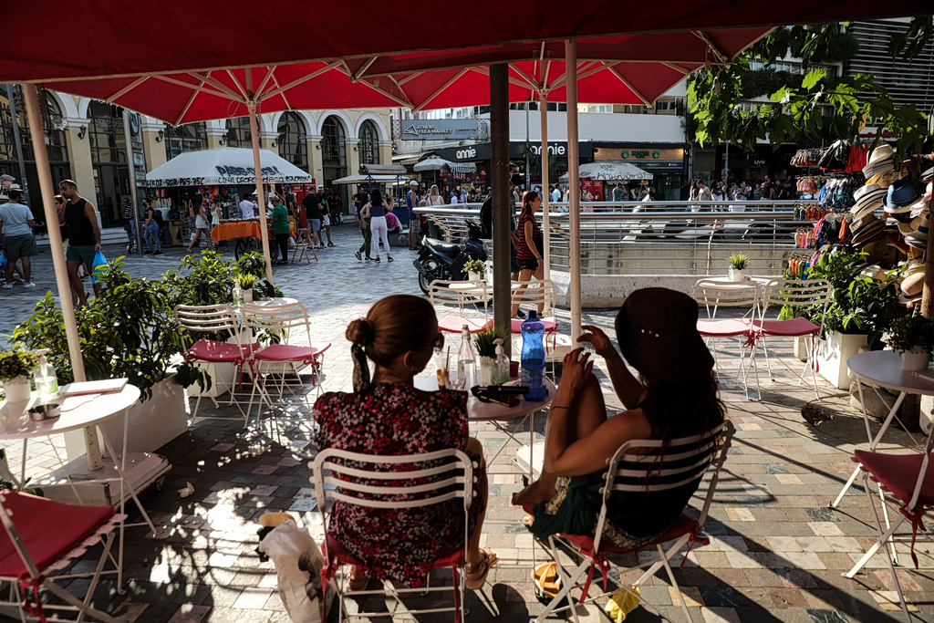 Greek Tourism Industry Faces 90,000 Worker Shortfall