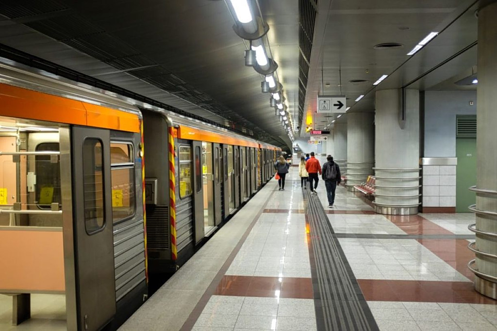 Early Metro Closures Disrupt Athens Commuters