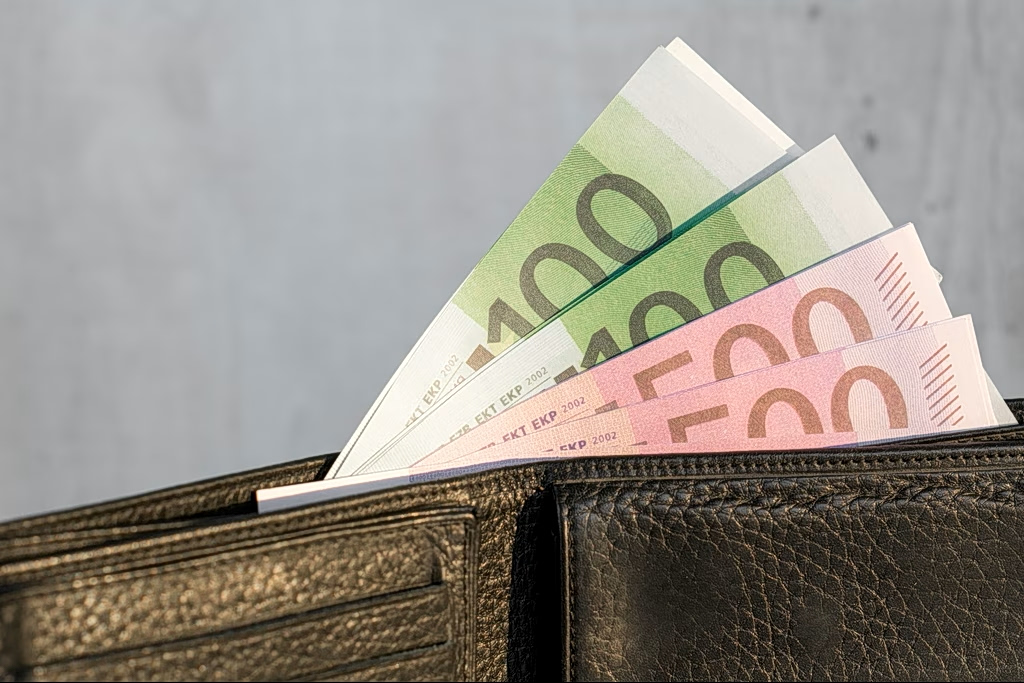 Millions of Fake Euros, Allegedly for Film Props, Traded Via Online Listings