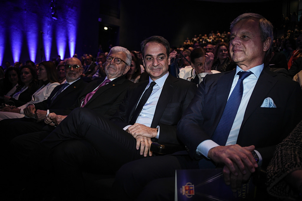 Mitsotakis Highlights AI Threats to Education