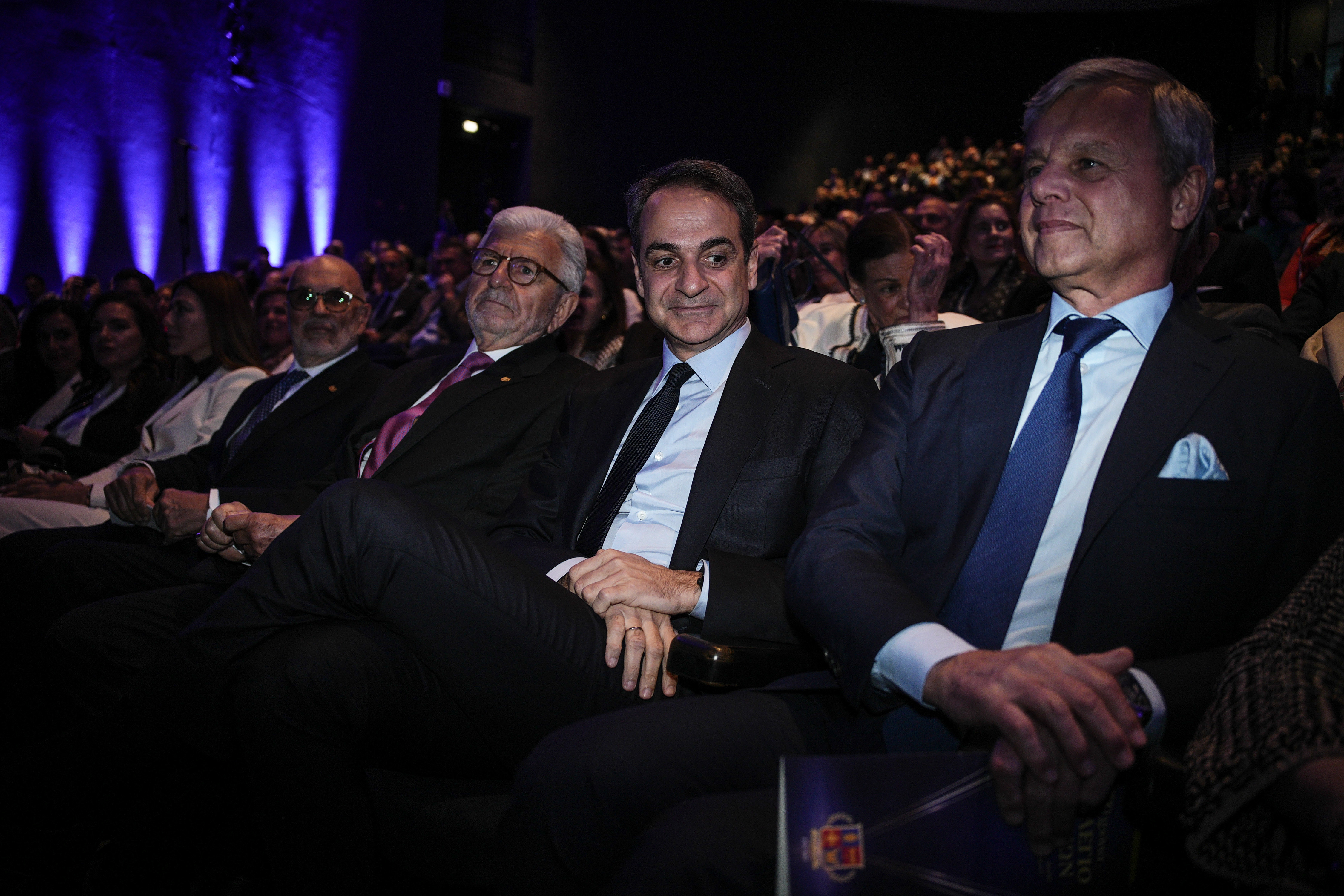 Mitsotakis Highlights AI Threats to Education