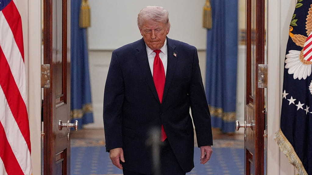 Trump Says Iran Ceasefire Holds Despite Gulf Clashes