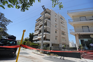 Two 17-Year-Olds Fall From 6th-Floor Roof in Ilioupoli