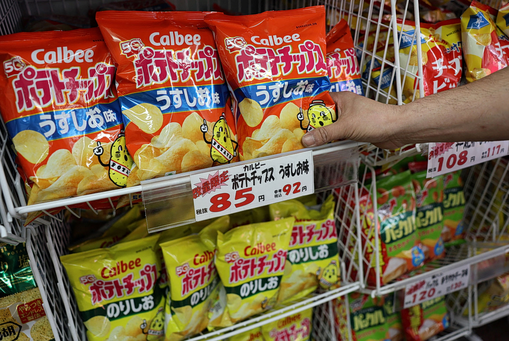 Potato-Chip Bags Are Going Black and White Because of the Iran War