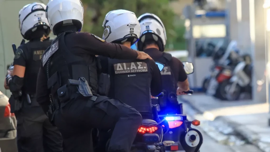 Police Attacked By Gang of 80 Roma After Car Chase