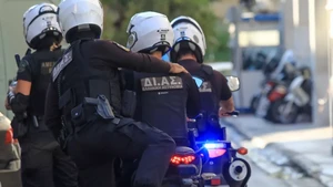 Police Attacked By Gang of 80 Roma After Car Chase