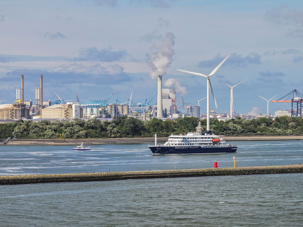 Hantavirus Cruise Ship Arrives in Rotterdam for Quarantine