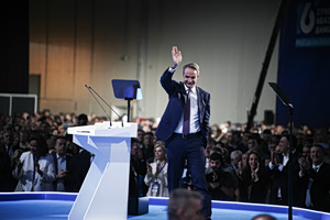 Mitsotakis consolidates his grip on a restless New Democracy