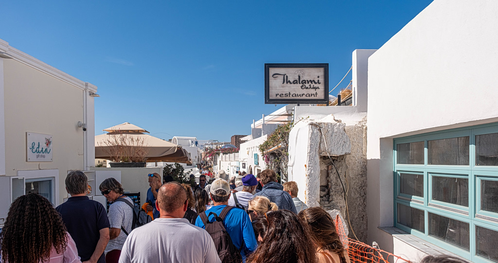 Three Arrested Over Tourist Wallet Thefts in Santorini