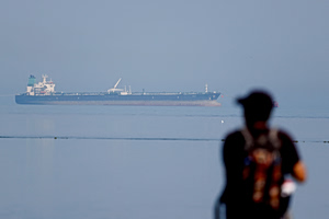 US Extends Russian Oil Waiver Amid Global Supply Crunch