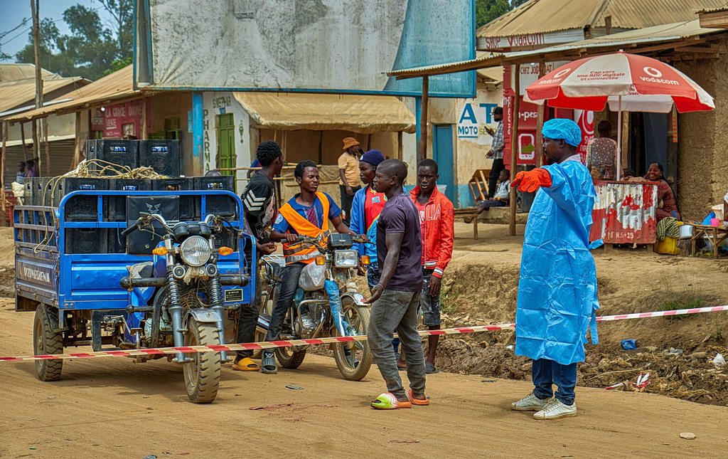 Ebola Outbreak in DR Congo Tops 900 Suspected Cases