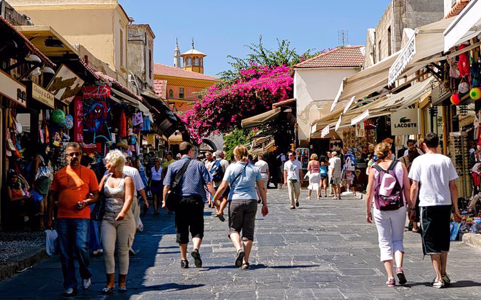 Only 1 in 2 Greeks Plan a Vacation This Summer, Survey Finds