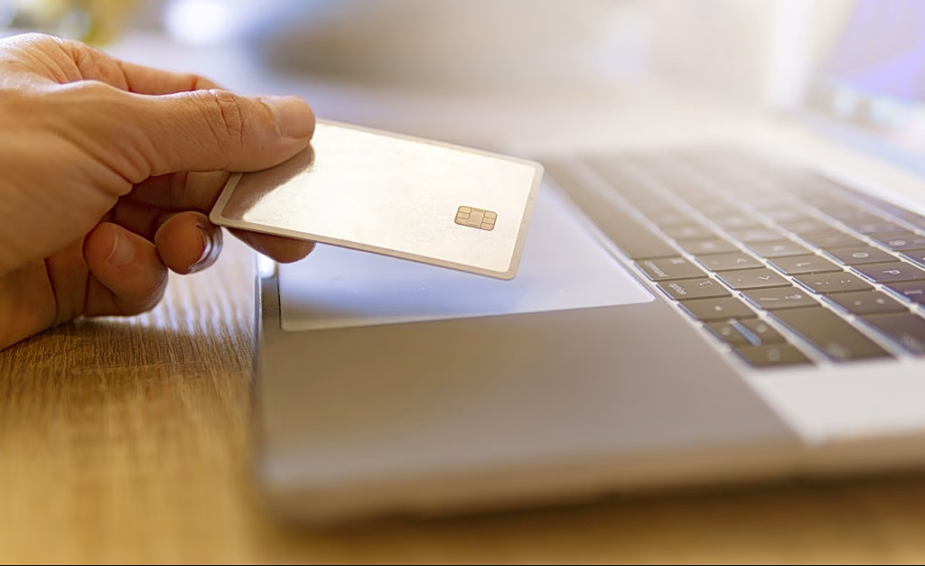 Survey: Online Shopping Becomes Entrenched in Greek Consumer Habits