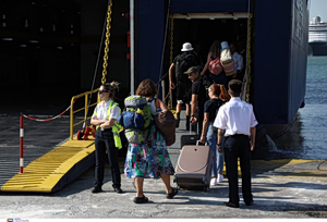 Holiday Exodus Peaks as Thousands Leave Athens