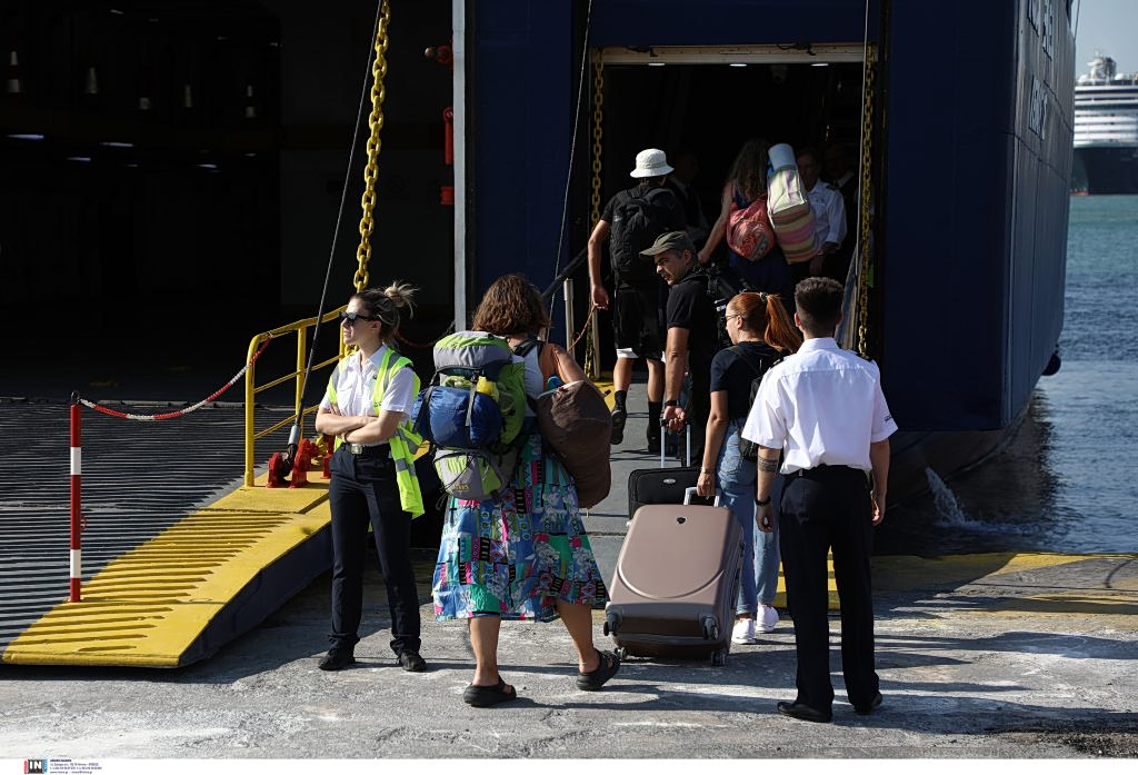 Holiday Exodus Peaks as Thousands Leave Athens