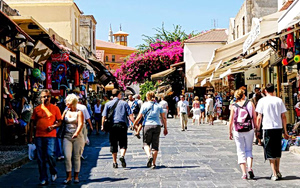 Food and Beverage Sector Bets on Summer Tourism Boom