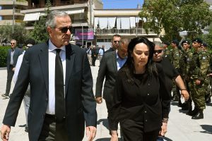 Former PM Samaras Keeps Government Guessing on New Party