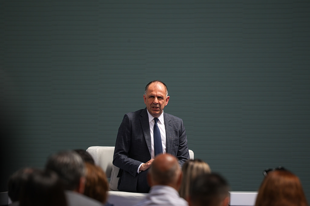 Greek FM Visits Belgrade for Talks With Serbian Leaders