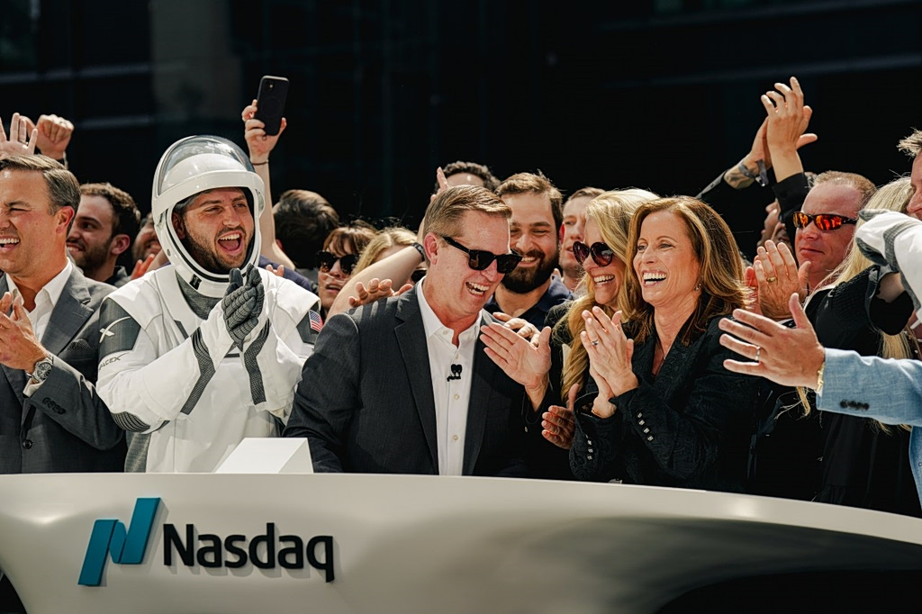 SpaceX, Now Worth $2.1 Trillion, Pulls Off Goldilocks Debut