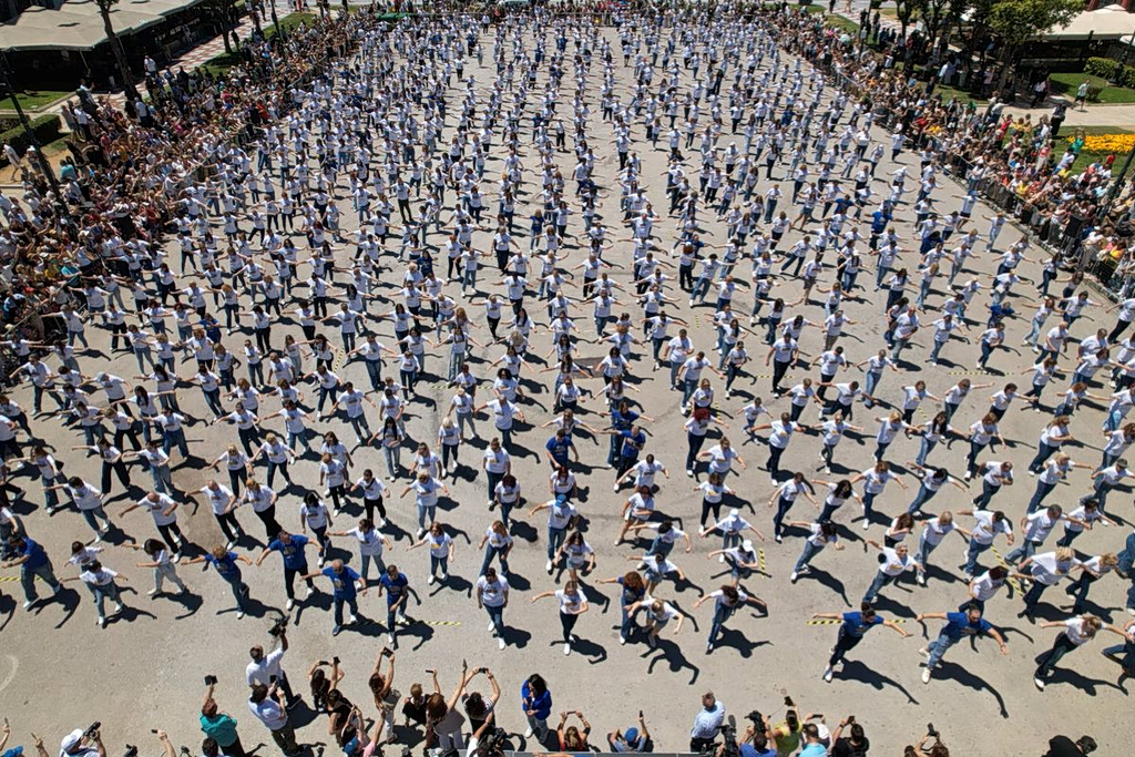 Thessaloniki Dances Into the Record Books with Mass Zeibekiko Performance