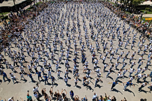 Thessaloniki Dances Into the Record Books with Mass Zeibekiko Performance