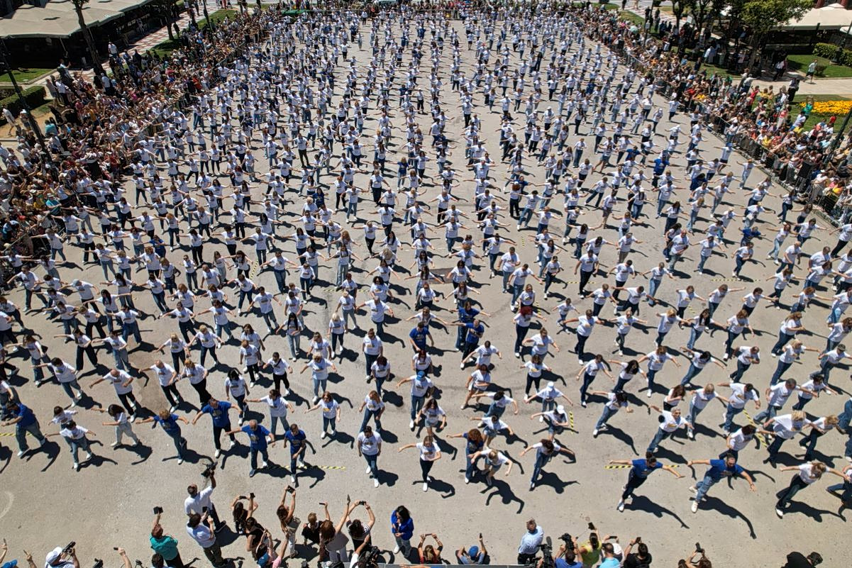 Thessaloniki Dances Into the Record Books with Mass Zeibekiko Performance