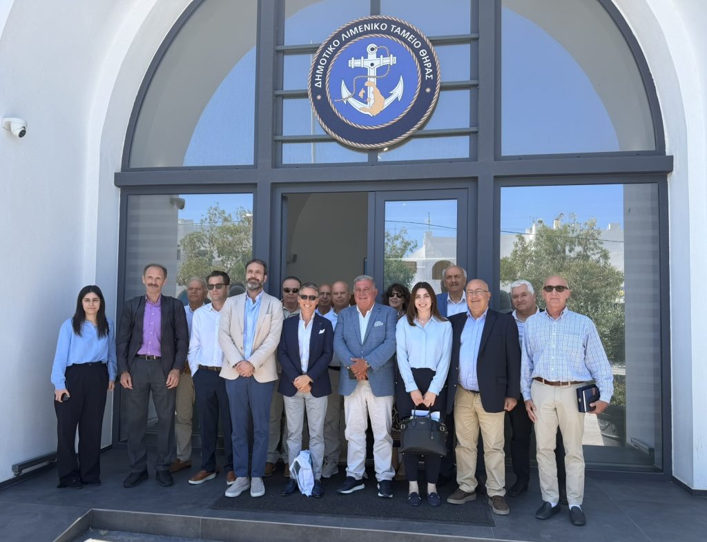 Santorini cruise industry
