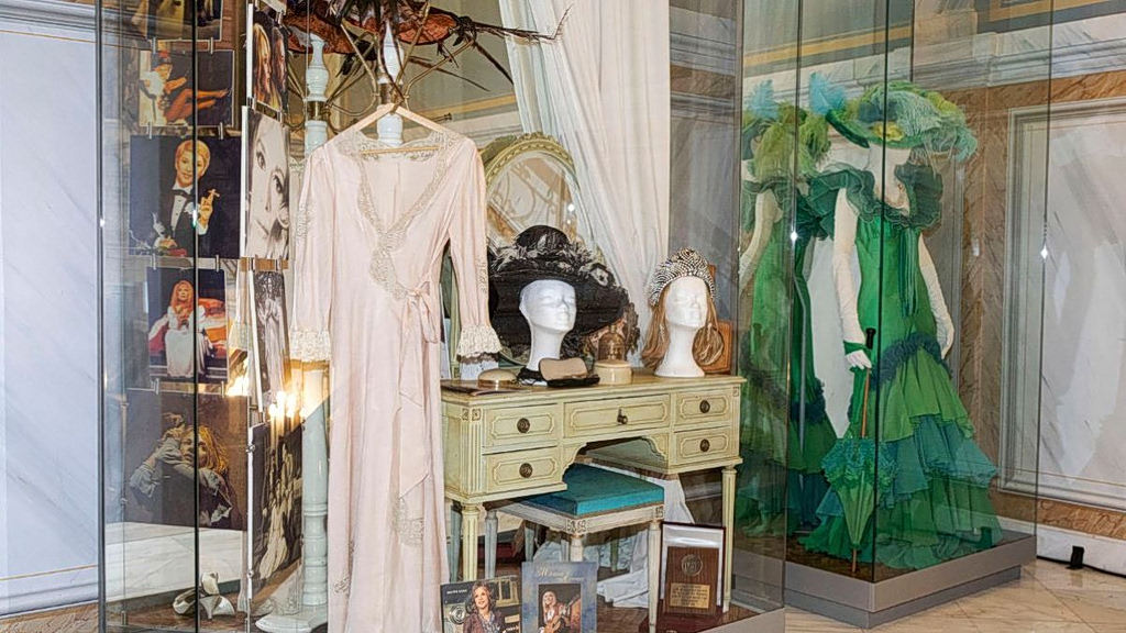 A Dressing Room Becomes a Living Tribute to Aliki Vougiouklaki