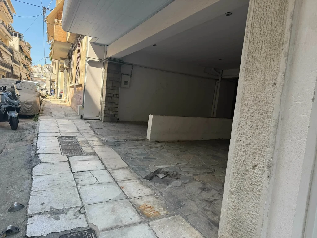 Piraeus Man Allegedly Chases Brothers With Trident Over Parking Row