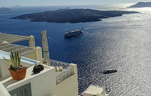 Santorini Faces Cruise Disruption as Bus Operators Strike