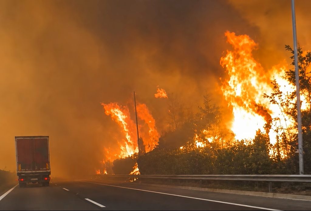 Wildfire Near Major Hwy Triggers Massive Firefighting Response (Vid)