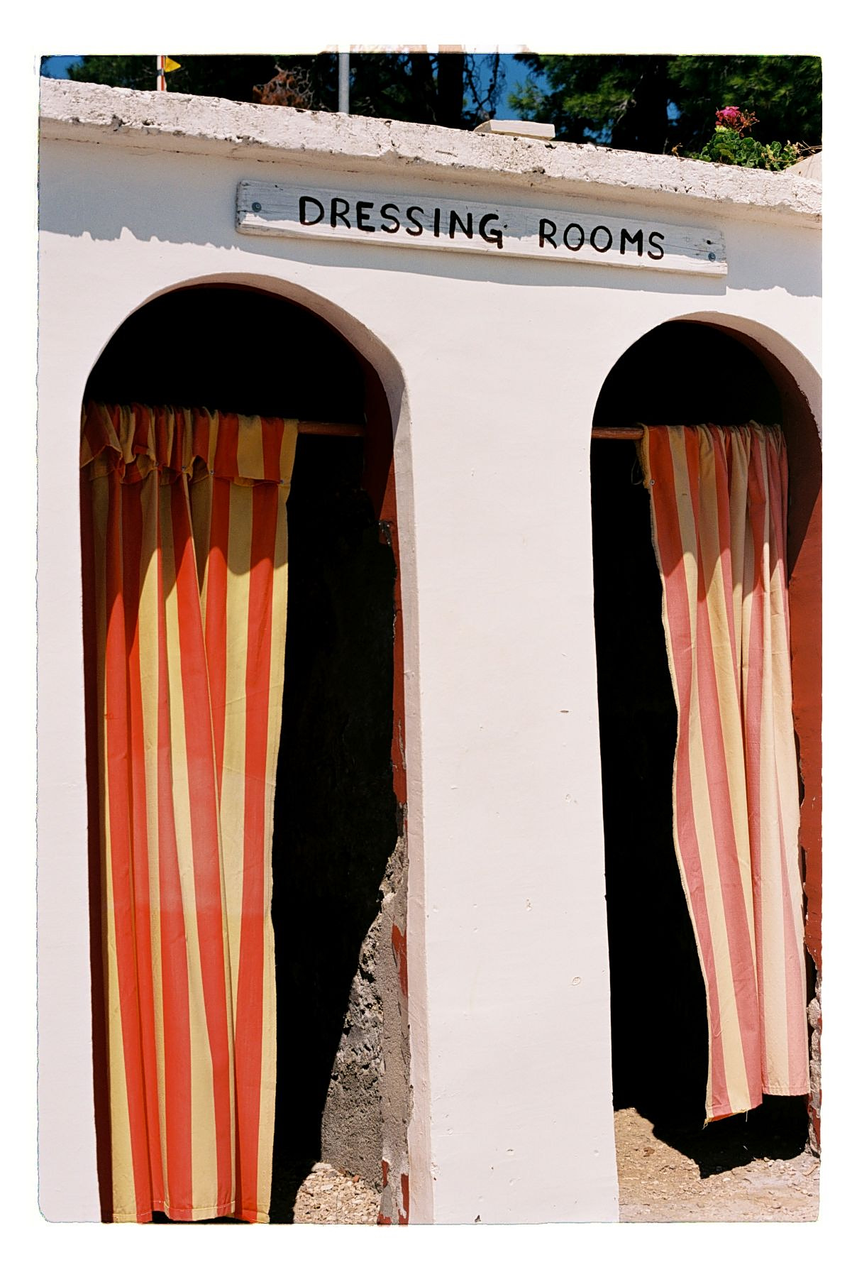 Fitting Rooms May Be Dying — Are We Freeing Ourselves From “Abusive” Mirrors?