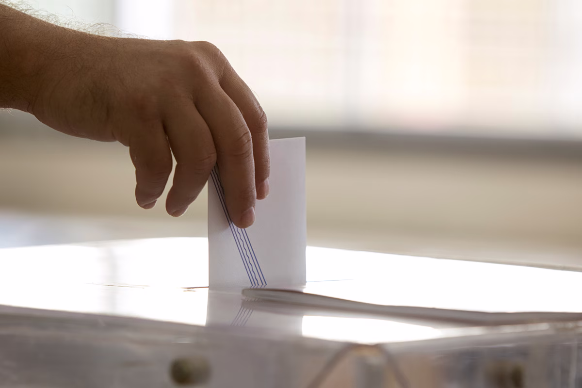 Poll: Tsipras Narrows Gap with Ruling Party to 6.9 Points
