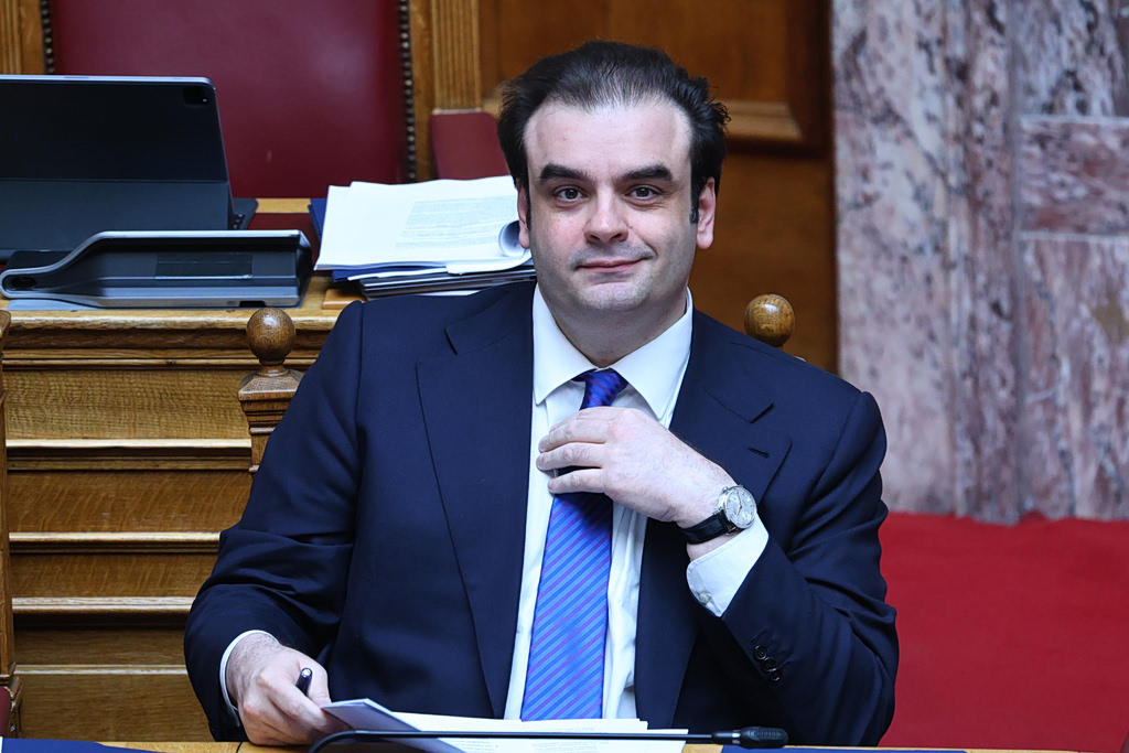 Government Readies Pre-Election Tax Cuts, Courts Self-Employed