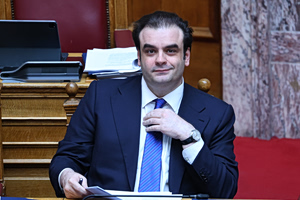 Government Readies Pre-Election Tax Cuts, Courts Self-Employed