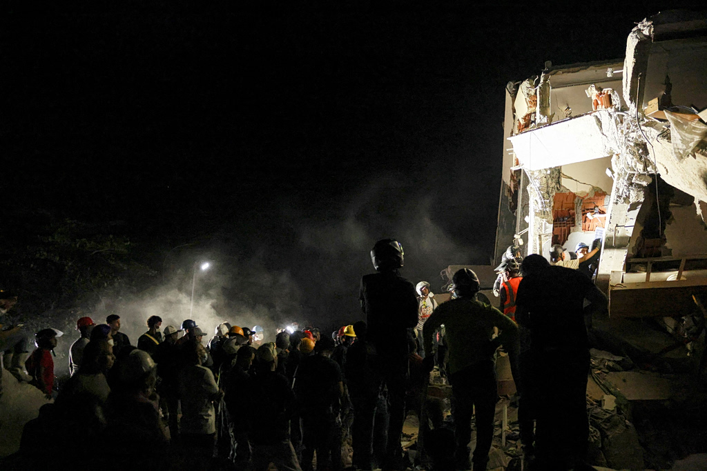 Venezuela Earthquake Death toll Rises to 920 as Rescues Continue