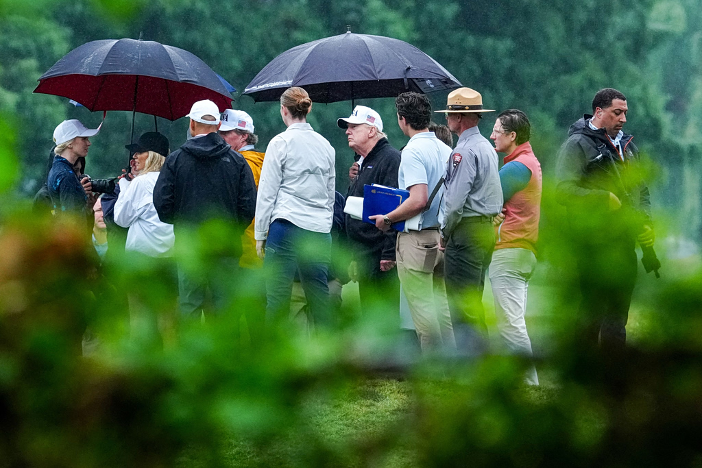 Trump Adds a Washington Golf Course Renovation to His Fall Agenda