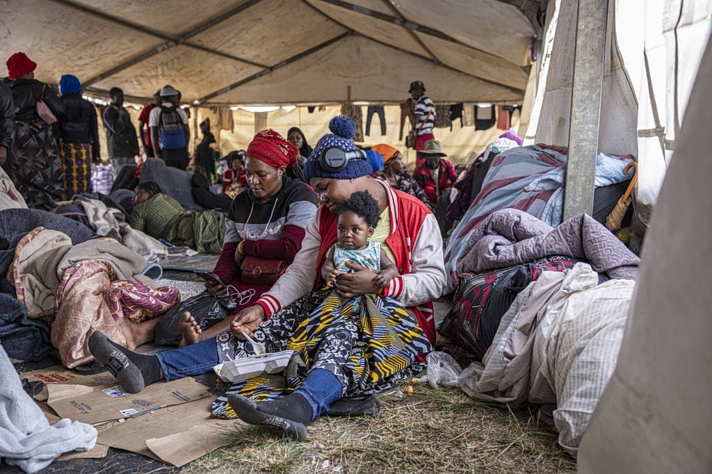 South African Vigilantes Chase Out Immigrants With Knives and Clubs