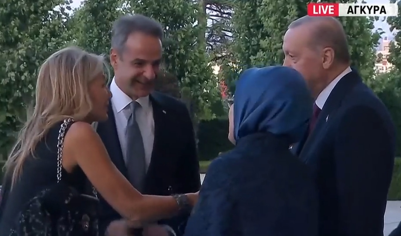 Mitsotakis Arrives in Ankara for NATO Summit; Greeted by Erdogan (Vid)