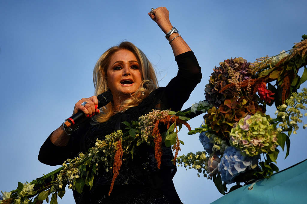 Bonnie Tyler, Voice Behind 'Total Eclipse', Dies at 75