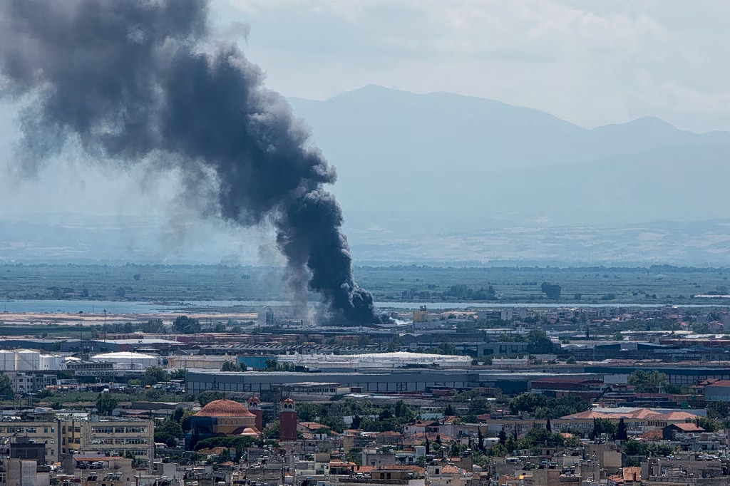 Fire Breaks Out at Industrial Site Near Thessaloniki; Smoke Warning