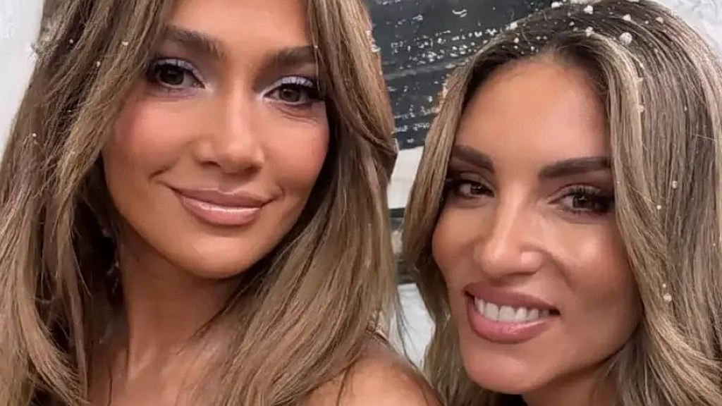 A Greek Actress’ Dream Paris Moment: A Selfie with Jennifer Lopez