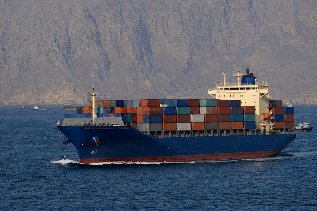 U.S. and Iran Launch New Attacks in Fight to Control the Strait of Hormuz