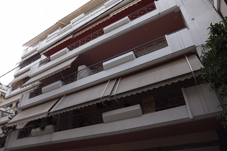 Two Young Adults Found Dead Inside Car in Piraeus Garage