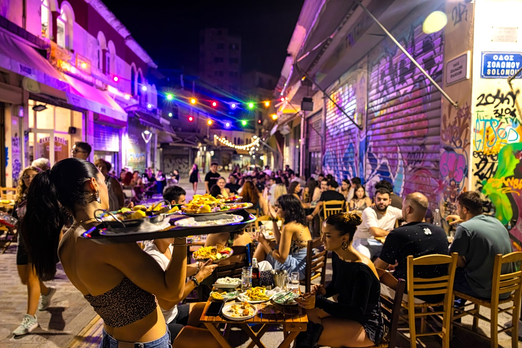 Why Does Everyone in Greece Dine After 10 p.m.