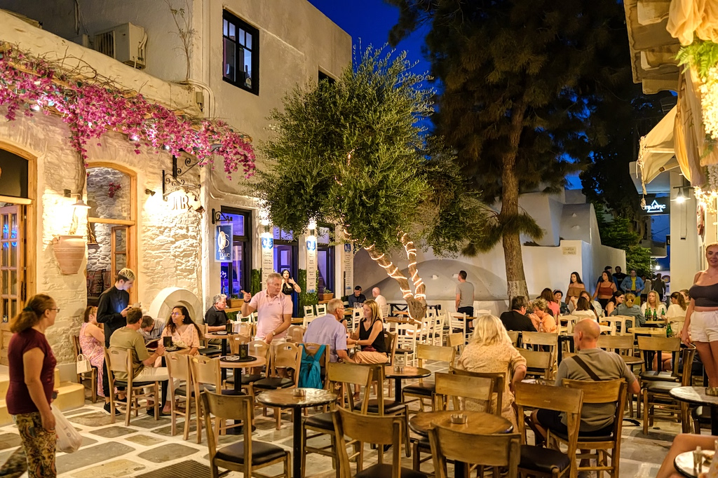 Why Does Everyone in Greece Dine After 10 p.m.