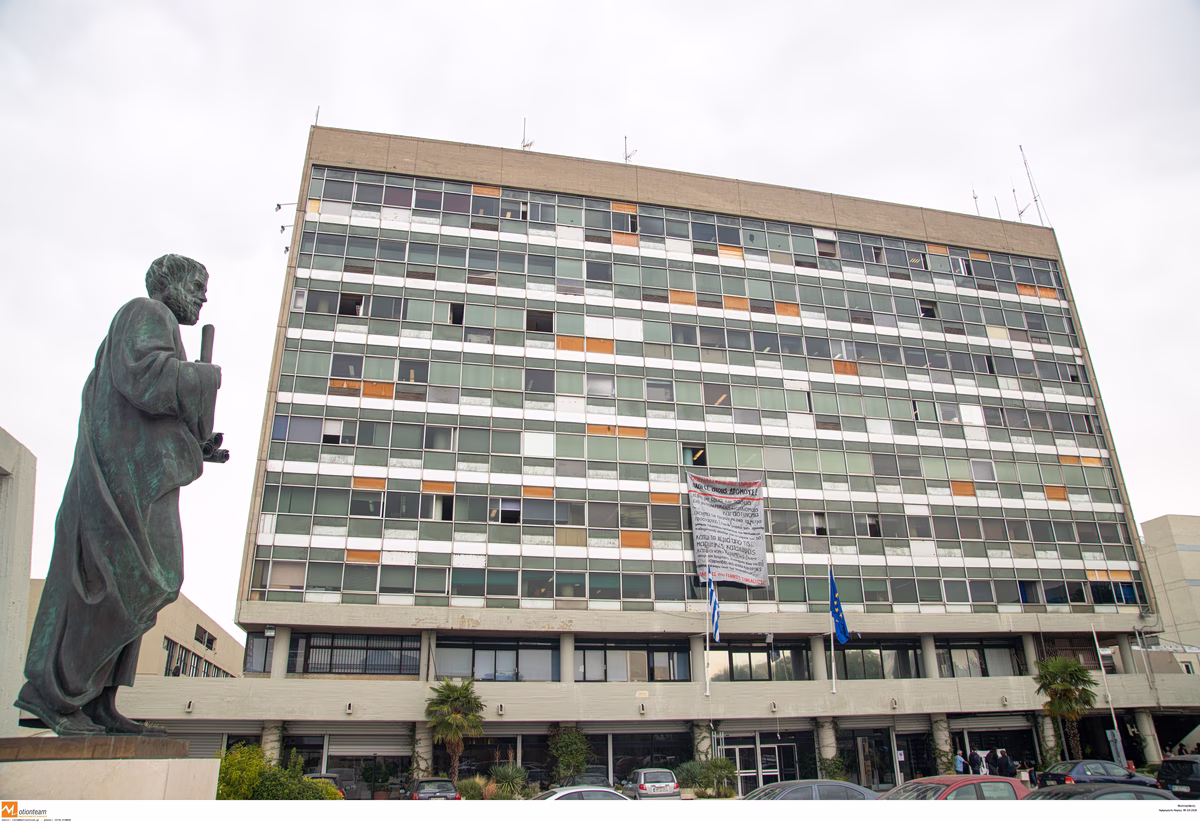 Outrage at Thessaloniki University Over Graduation Guest Limits