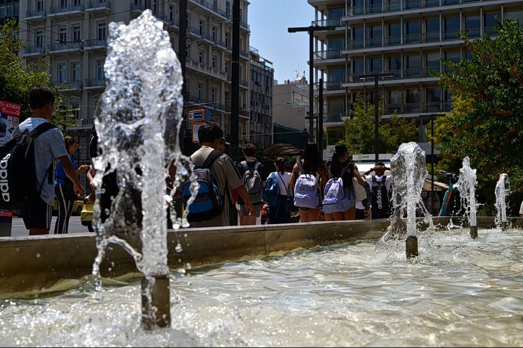 Greece Faces First Major Heatwave of the Year as Temperatures Approach 43°C