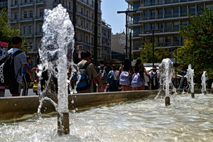 Greece Faces First Major Heatwave of the Year as Temperatures Approach 43°C